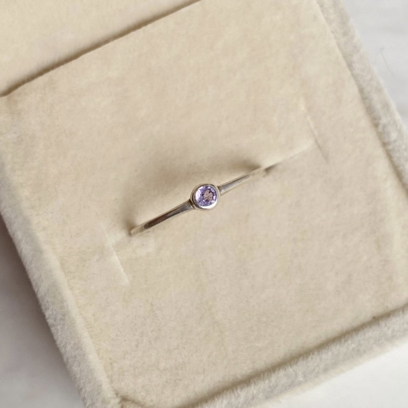 Anillo Zafiro Lila Punto de Luz