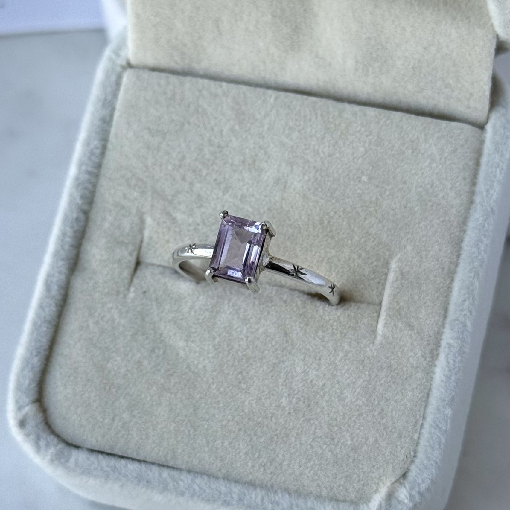 Anillo Amatista Baguette Estrellitas