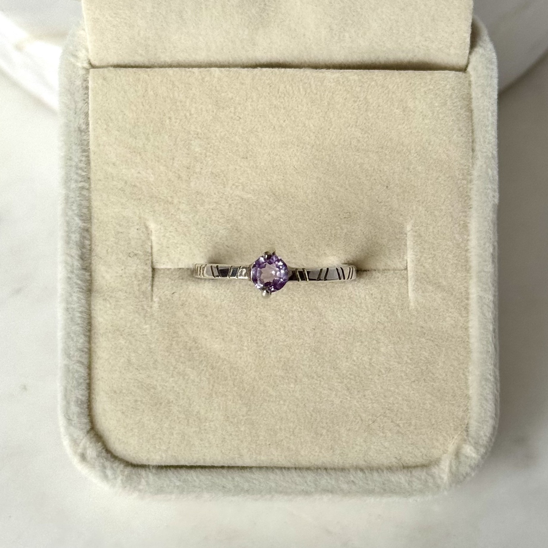 Anillo Luz Amatista Lavanda