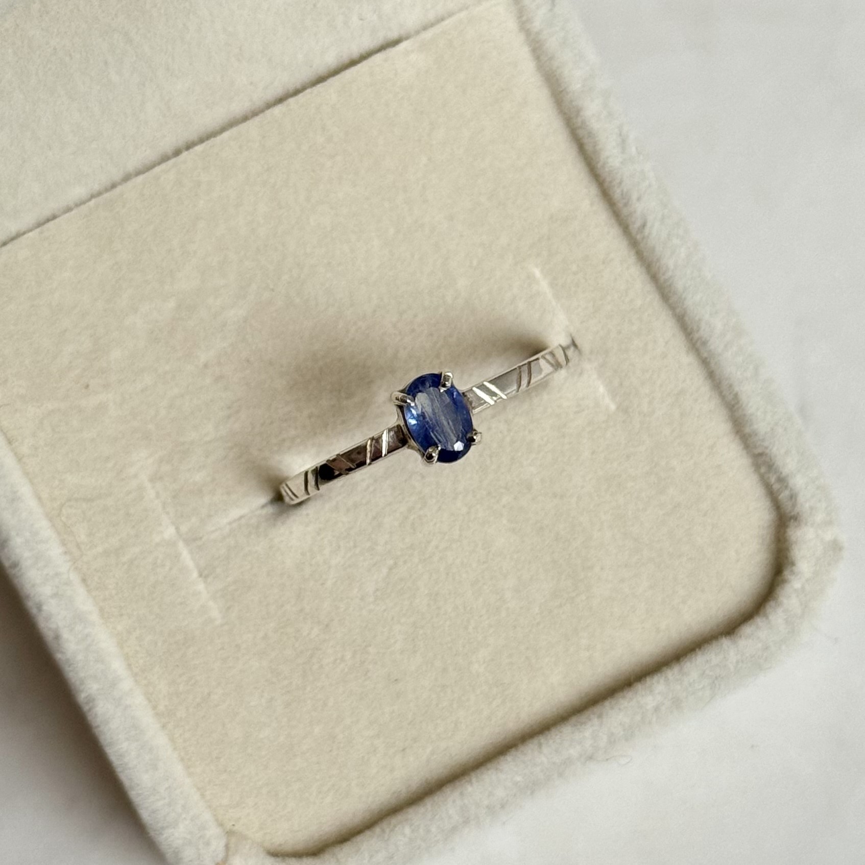 Anillo Zafiro Oval Limado