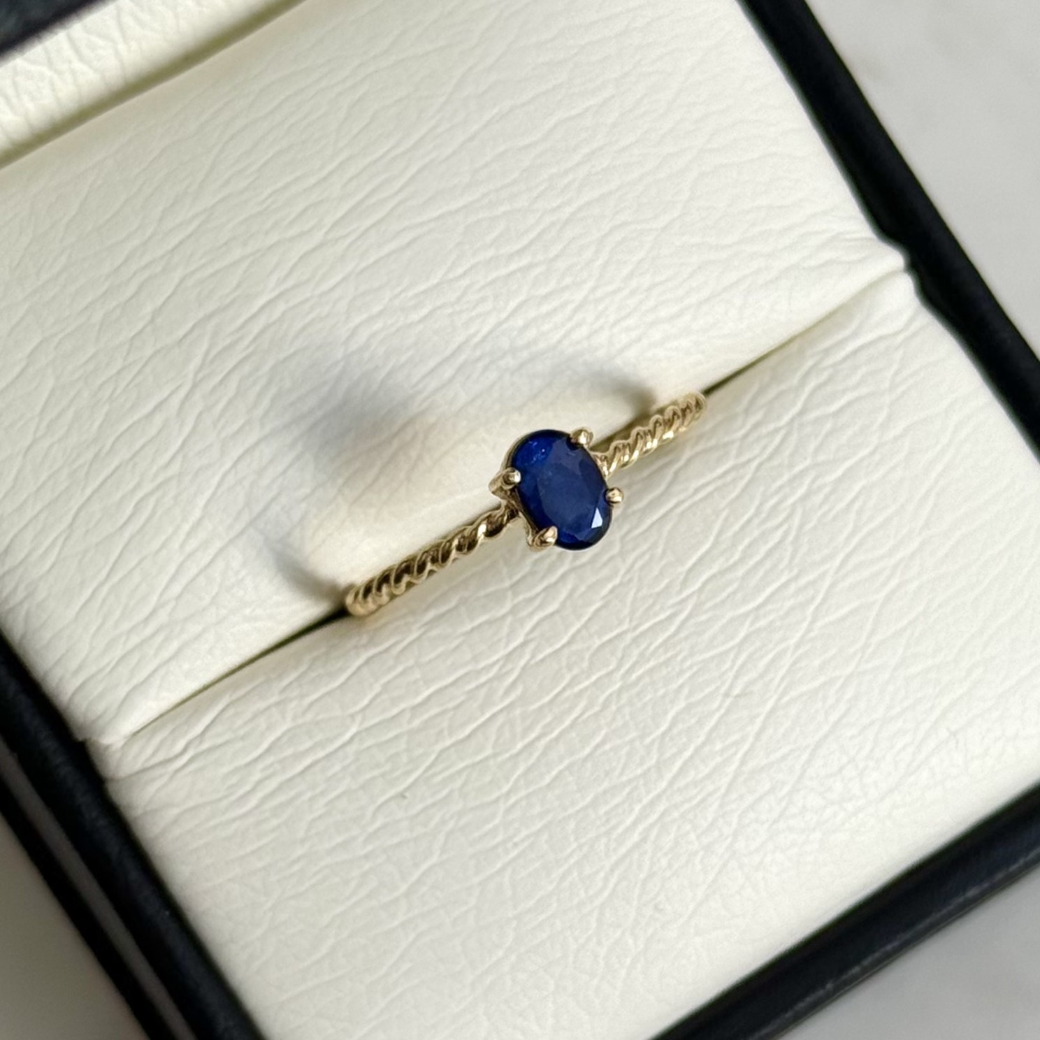 Anillo Zafiro Oval Twist Oro 18kt