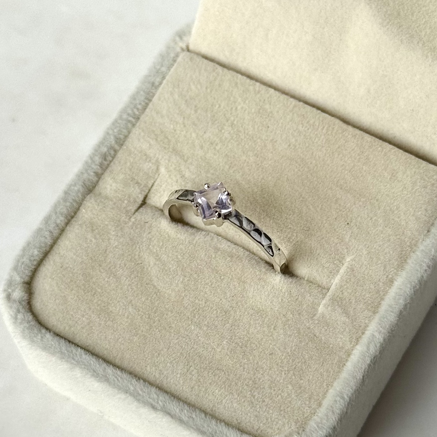 Anillo Amatista Martillado