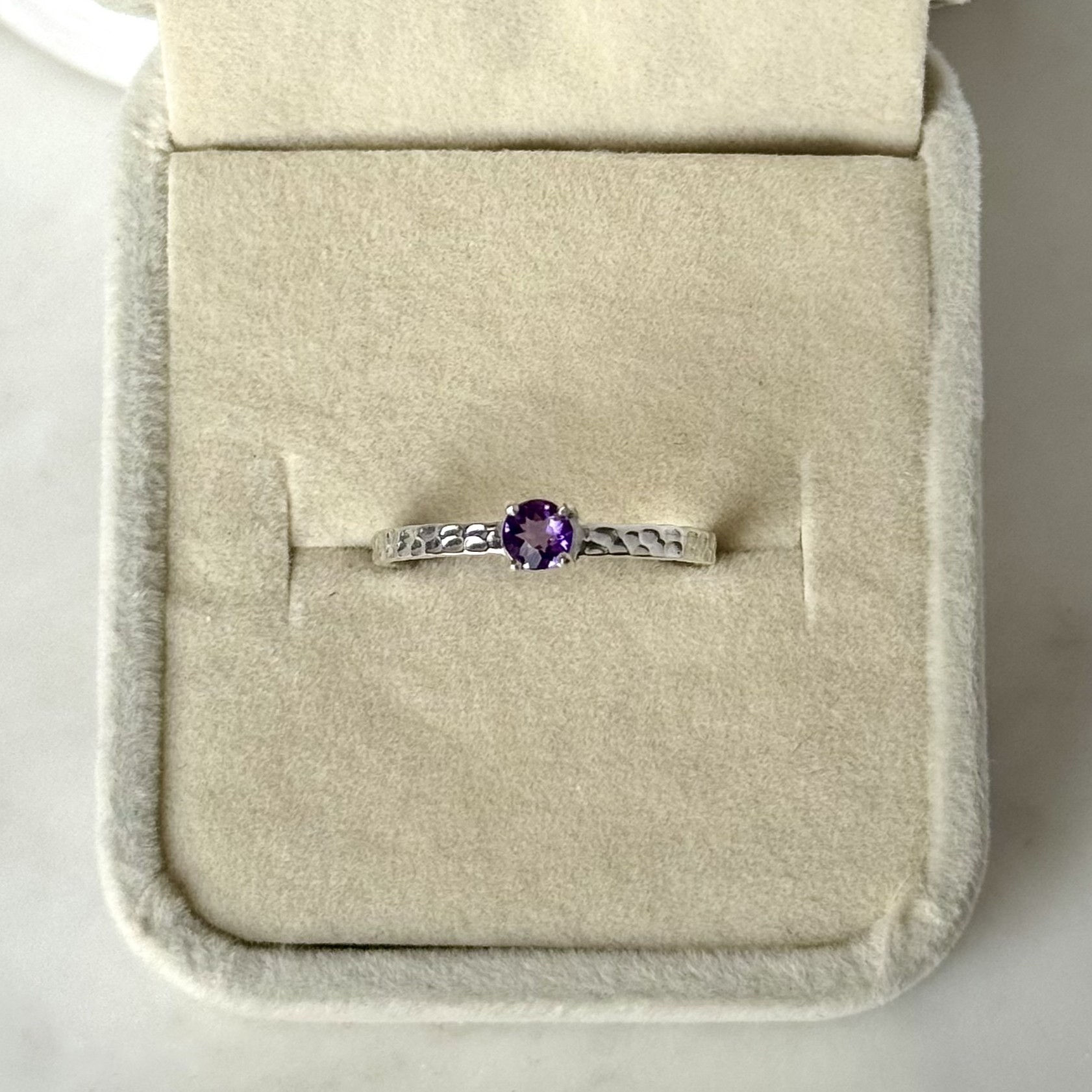 Anillo Amatista Lavanda Martillado