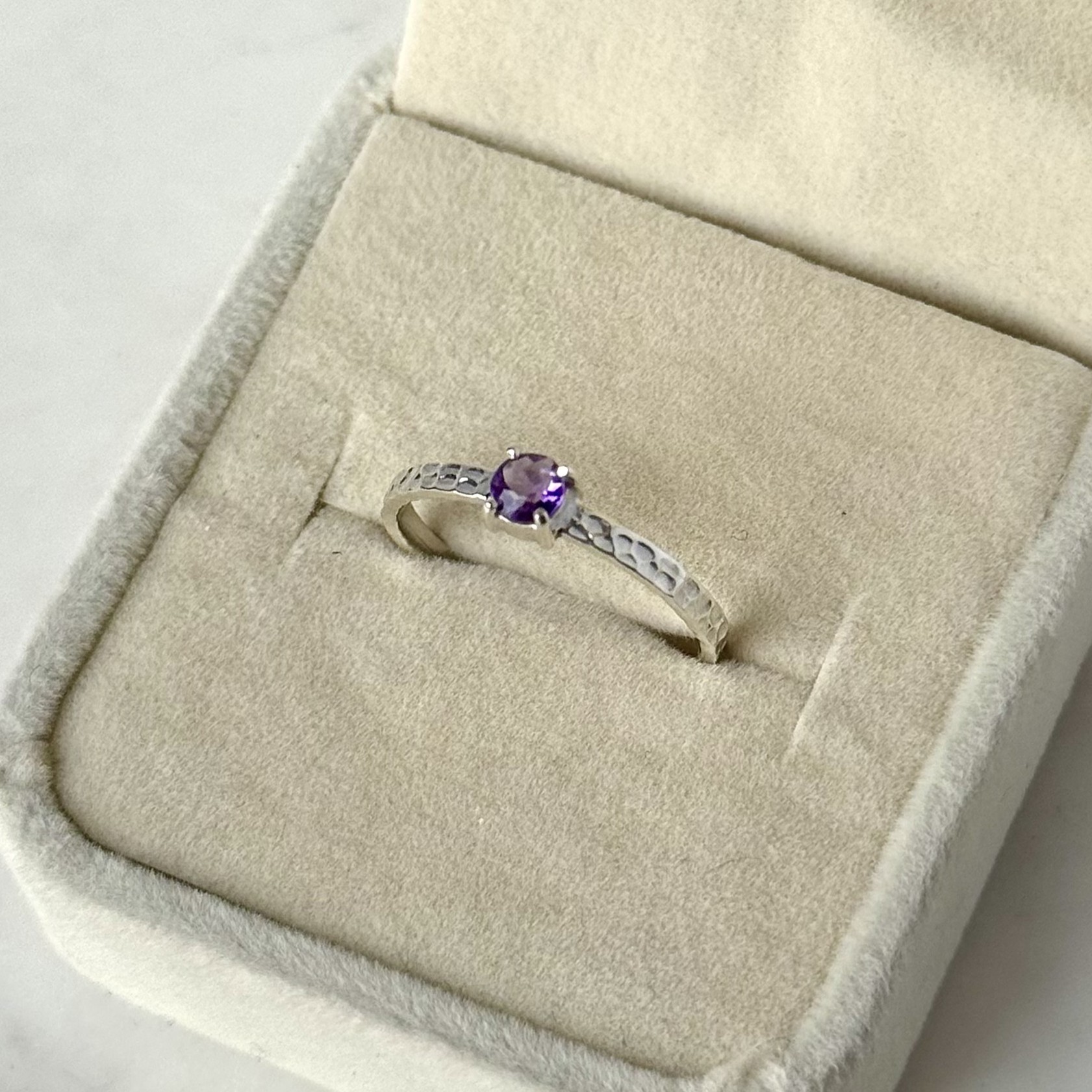 Anillo Amatista Lavanda Martillado