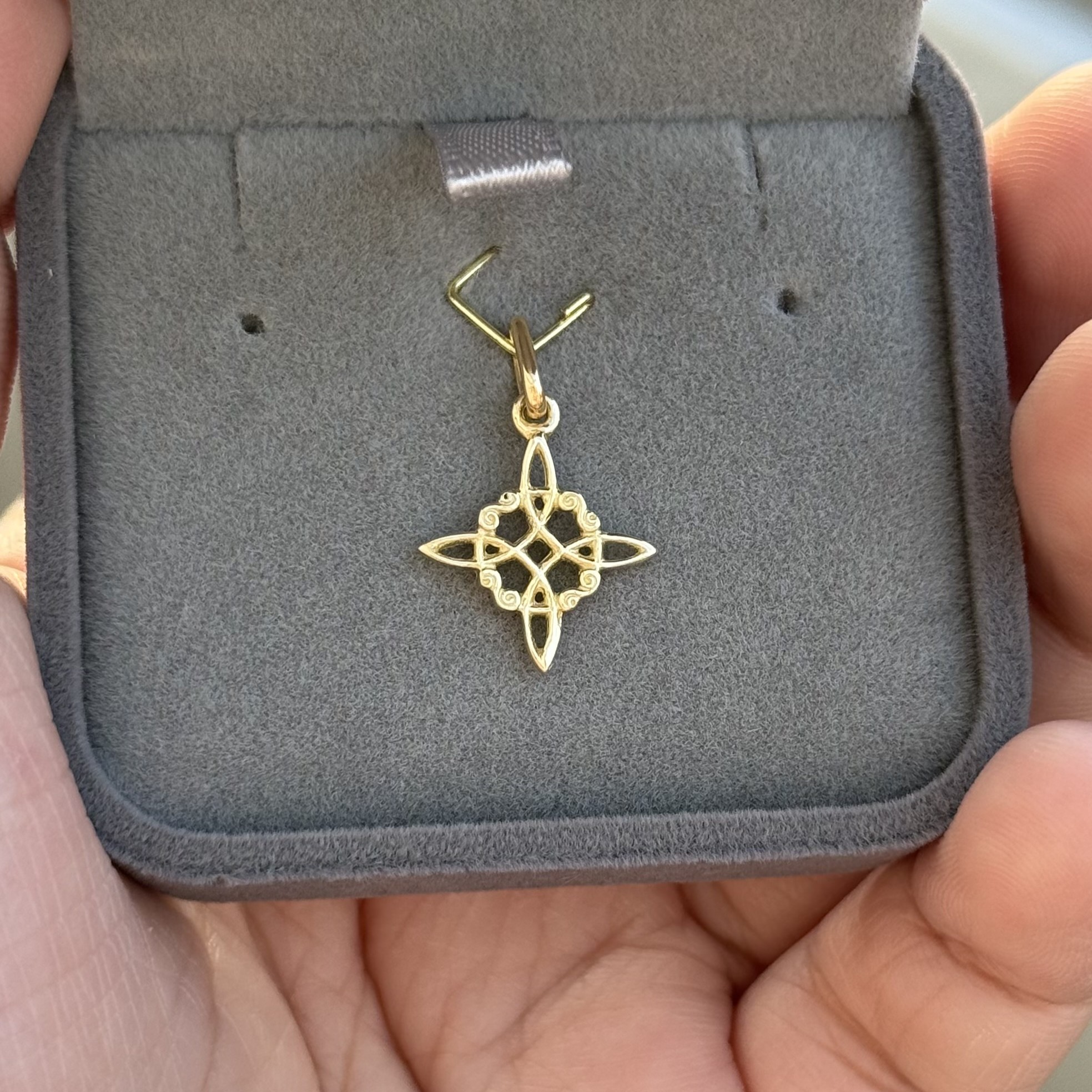 Dije Nudo de Bruja Oro 18kt
